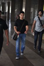 Aamir Khan arrives from auto rickshaw son_s wedding in Benares in Domestic Airport, Mumbai on 26th April 2012 (2).JPG
